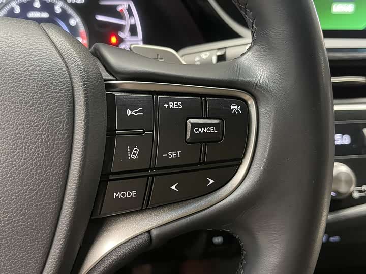 Фото 26 - Lexus ES