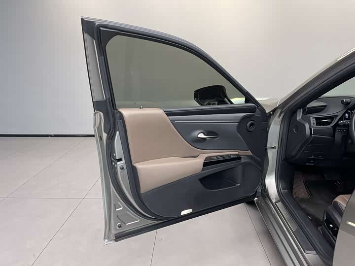 Фото 27 - Lexus ES