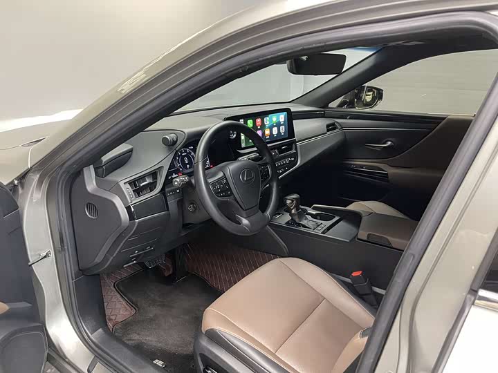 Фото 28 - Lexus ES