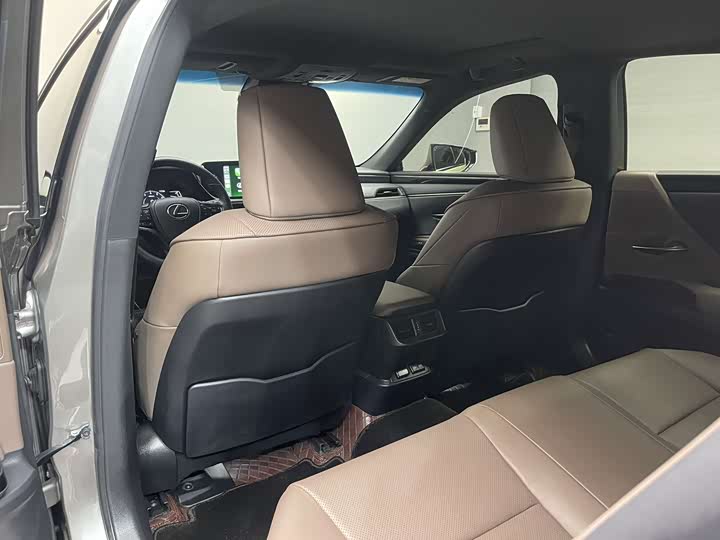 Фото 29 - Lexus ES