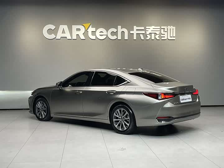 Фото 6 - Lexus ES