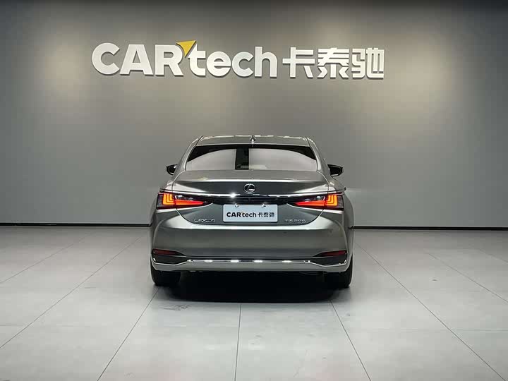 Фото 7 - Lexus ES