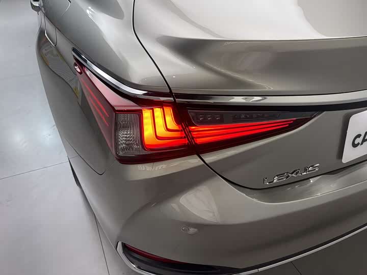 Фото 8 - Lexus ES