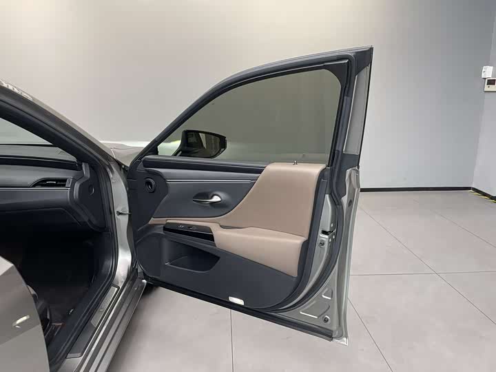 Фото 9 - Lexus ES