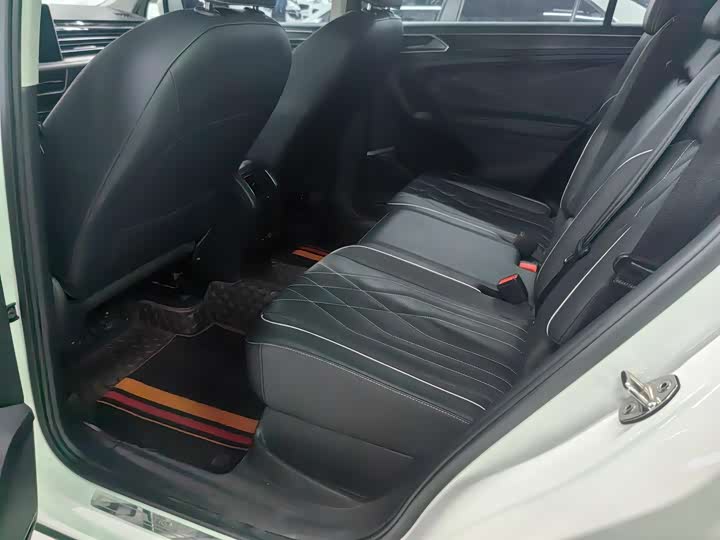 Фото 7 - Volkswagen Tiguan L Pro