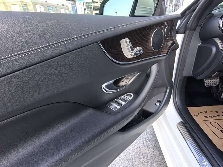 Фото 13 - Mercedes-Benz E-Class