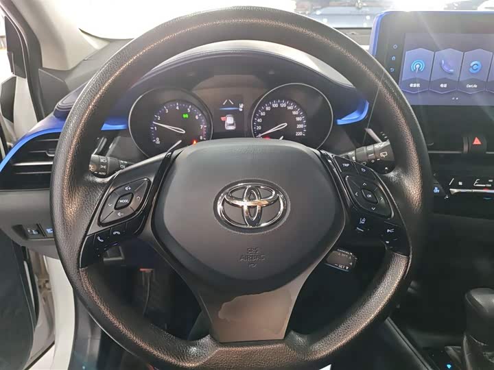 Фото 11 - Toyota C-HR