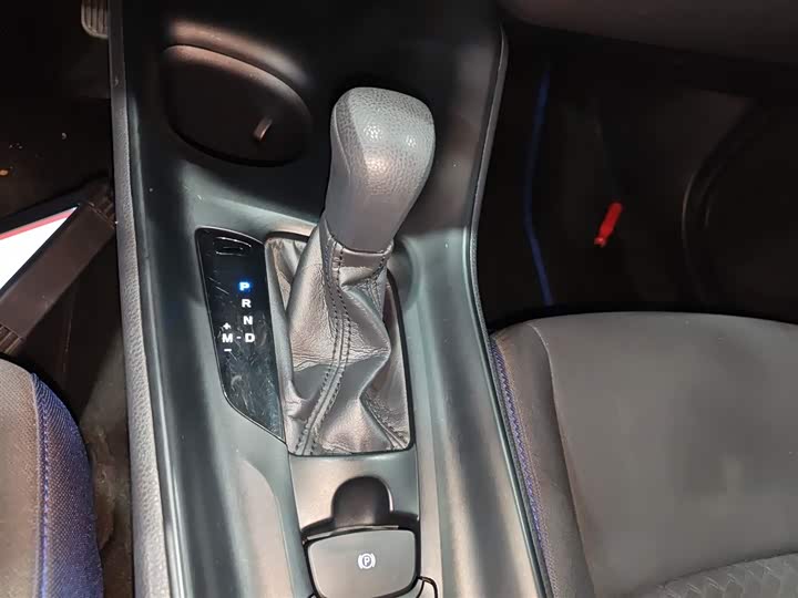 Фото 14 - Toyota C-HR