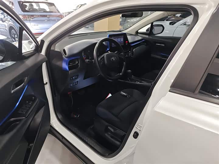 Фото 15 - Toyota C-HR