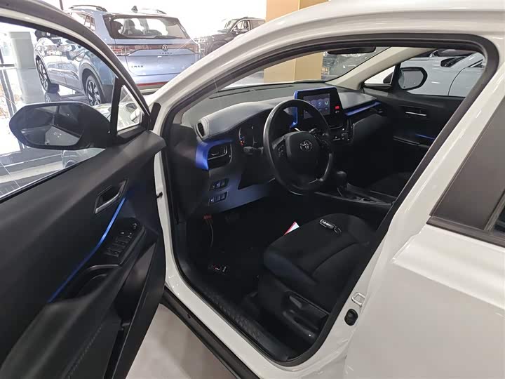 Фото 16 - Toyota C-HR