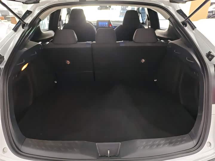 Фото 19 - Toyota C-HR