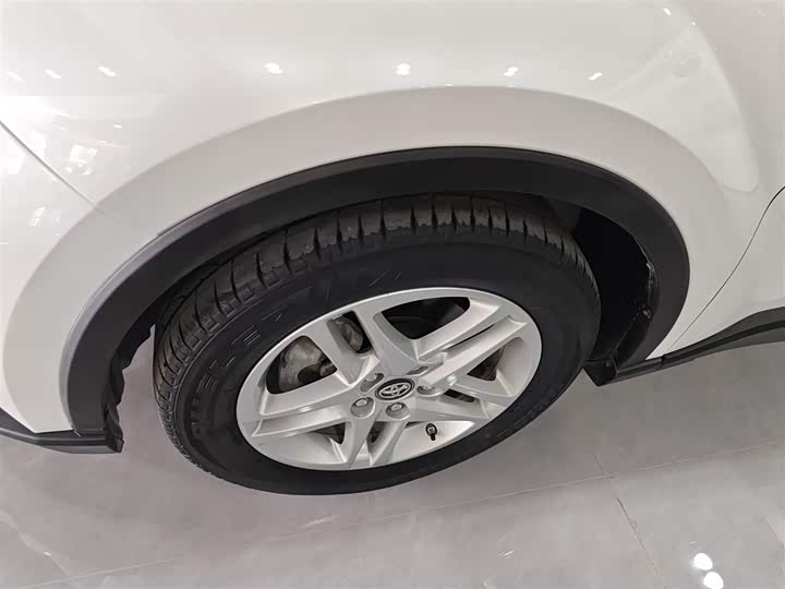 Фото 23 - Toyota C-HR