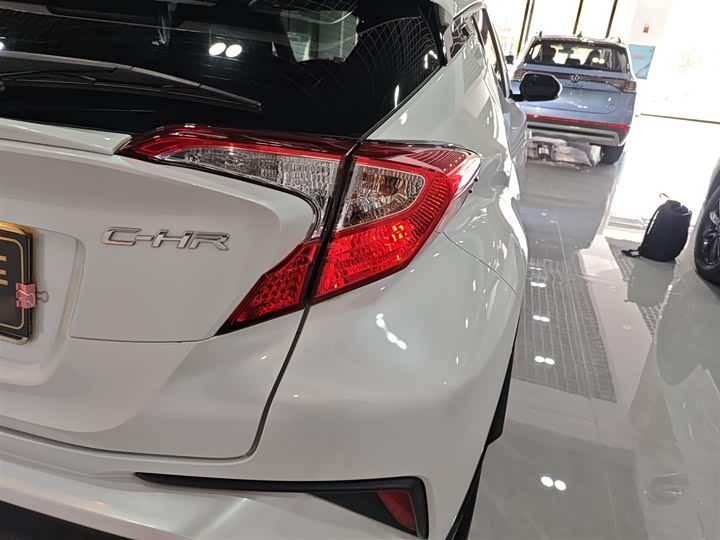 Фото 8 - Toyota C-HR