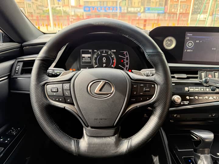 Фото 11 - Lexus ES