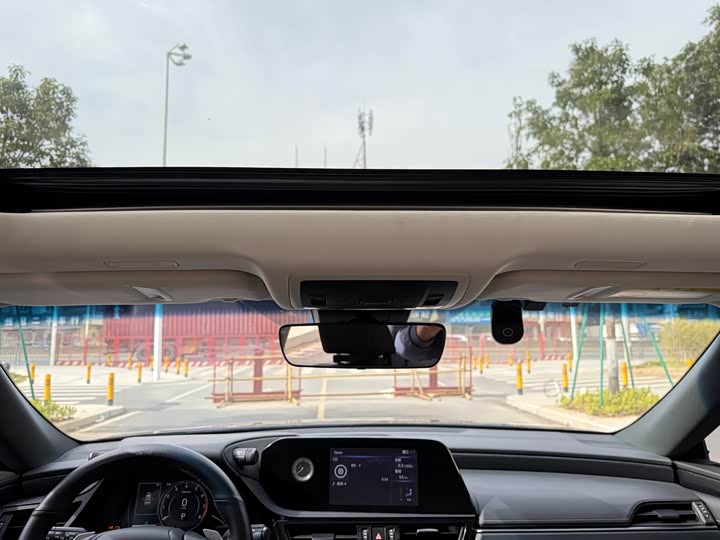 Фото 12 - Lexus ES