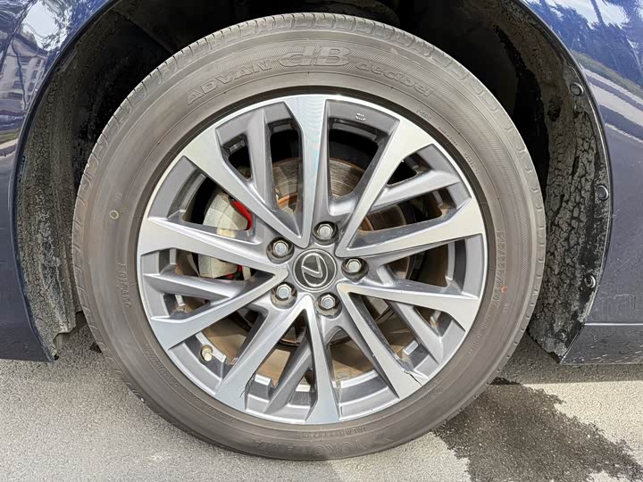 Фото 17 - Lexus ES