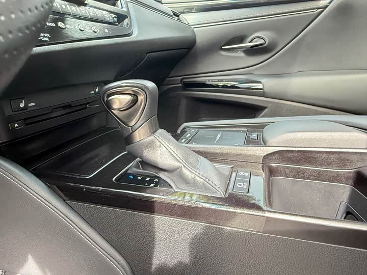 Фото 18 - Lexus ES