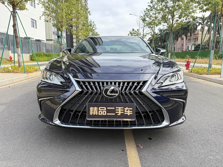 Фото 2 - Lexus ES