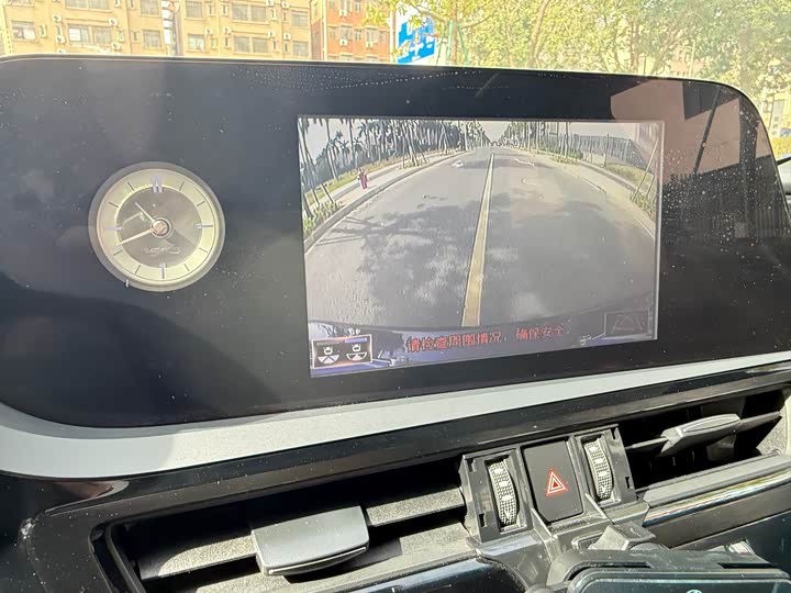 Фото 22 - Lexus ES