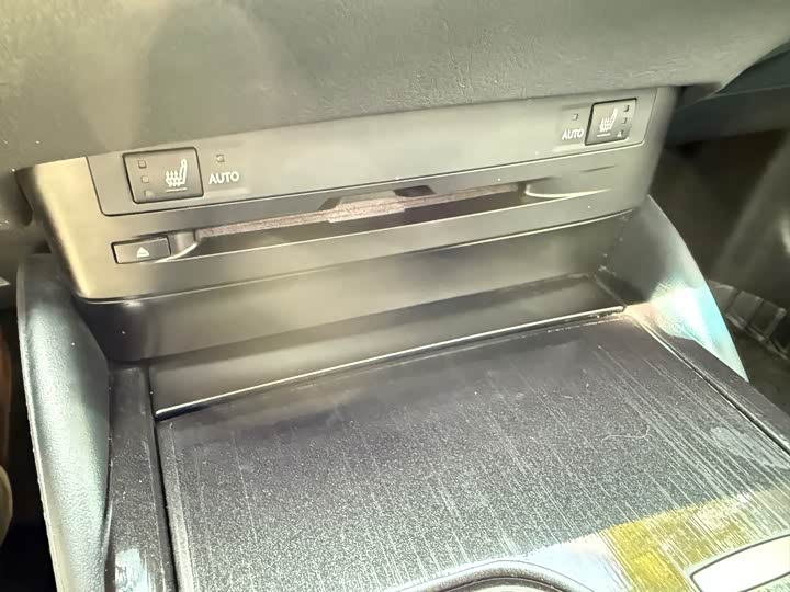 Фото 23 - Lexus ES