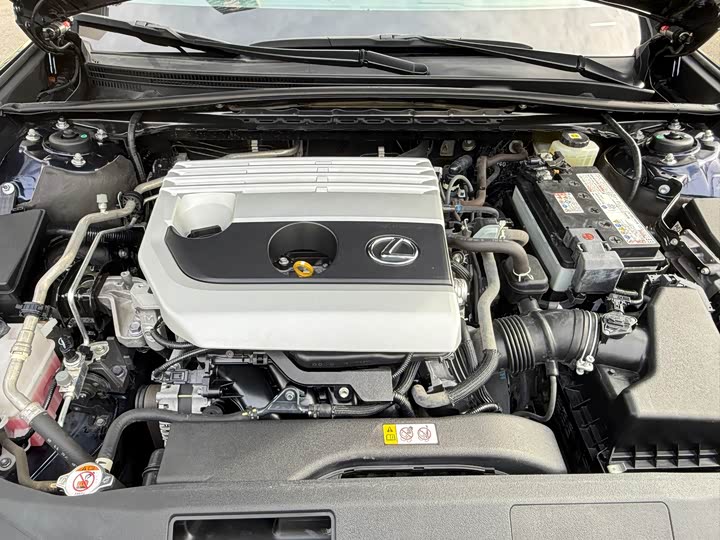 Фото 24 - Lexus ES