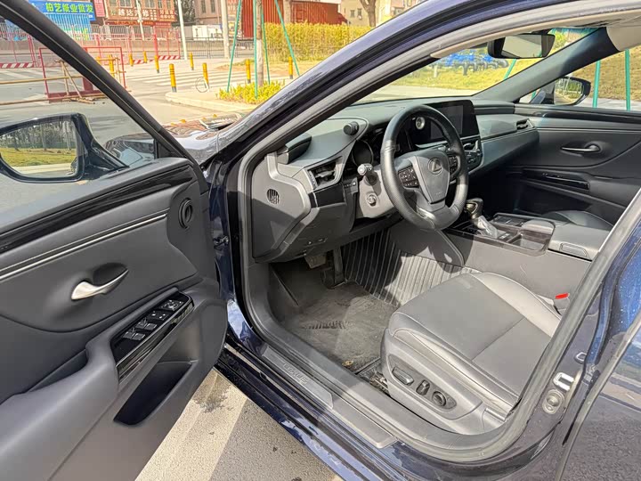 Фото 7 - Lexus ES