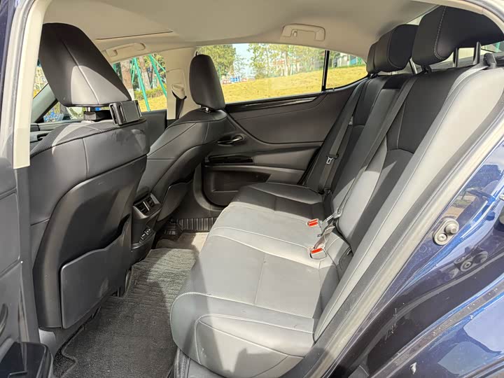 Фото 9 - Lexus ES