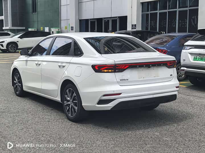 Фото 14 - Geely Emgrand