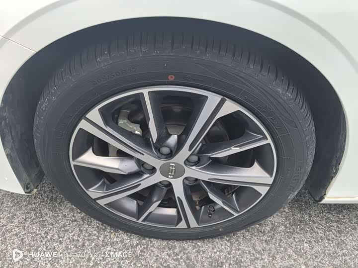 Фото 21 - Geely Emgrand