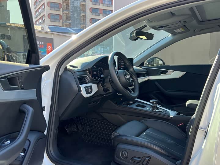 Фото 4 - Audi A4L