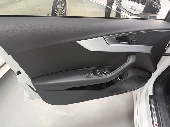 Фото 9 - Audi A4L