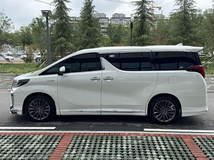 Фото 11 - Toyota Alphard