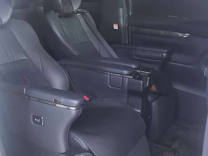 Фото 17 - Toyota Alphard