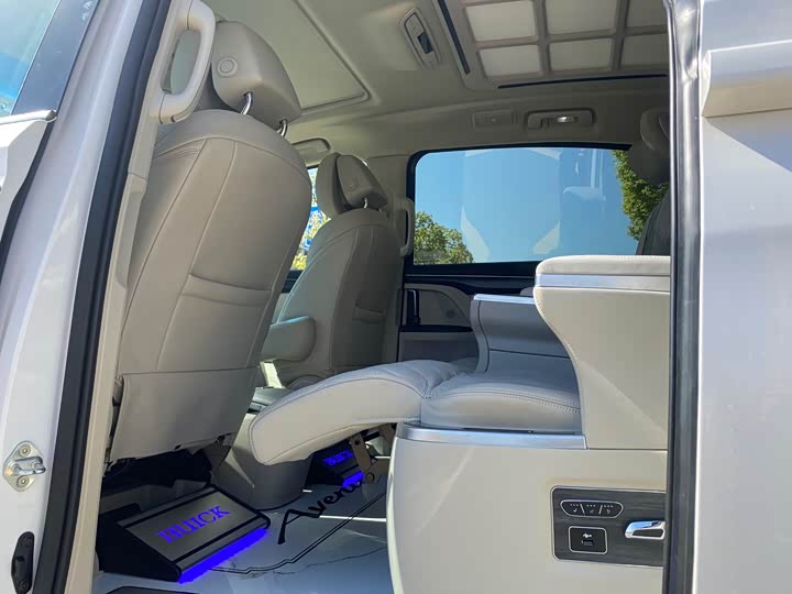 Фото 10 - Buick GL8 ES