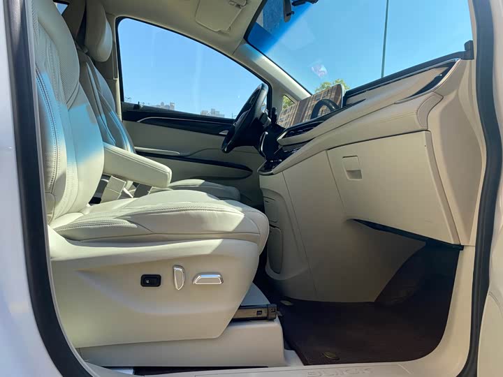 Фото 16 - Buick GL8 ES