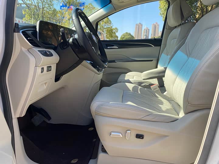 Фото 9 - Buick GL8 ES