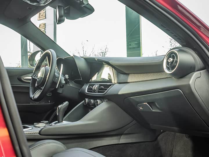 Фото 10 - Alfa Romeo Giulia