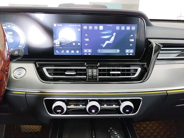 Фото 13 - Hongqi HS5