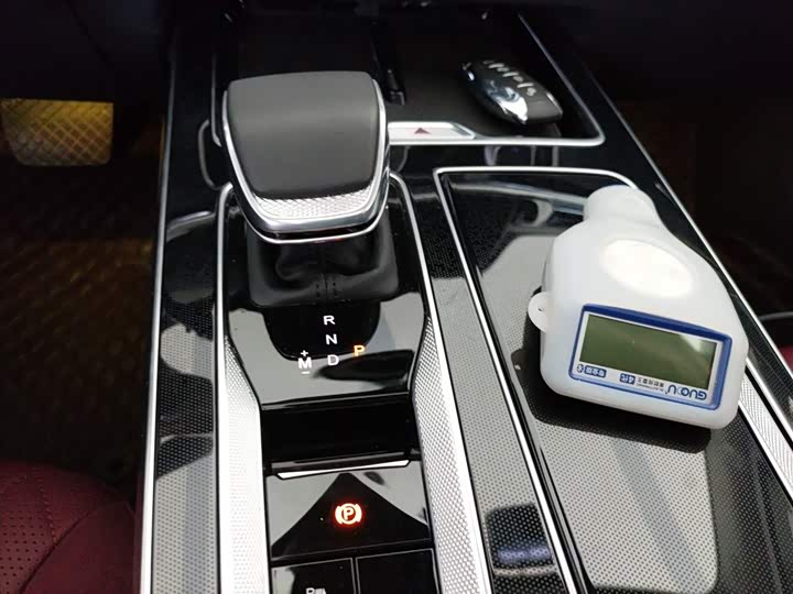 Фото 14 - Hongqi HS5