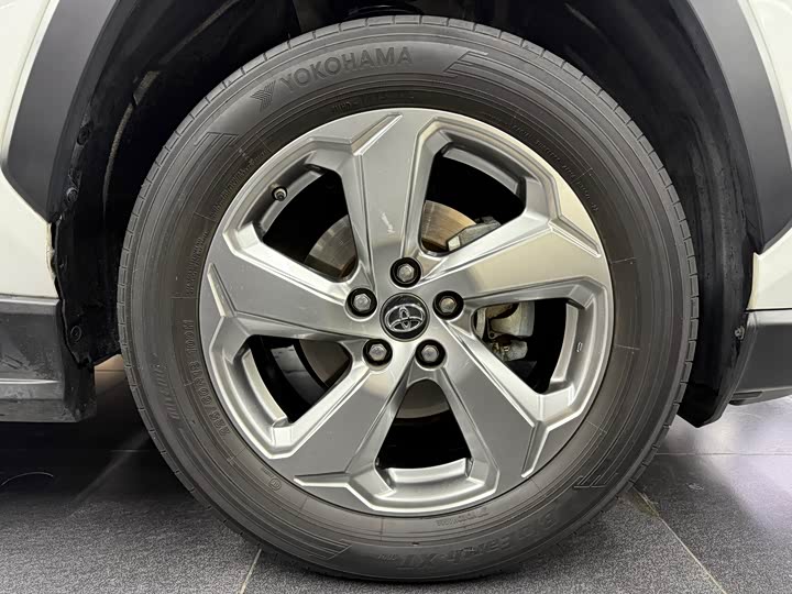 Фото 10 - Toyota RAV4