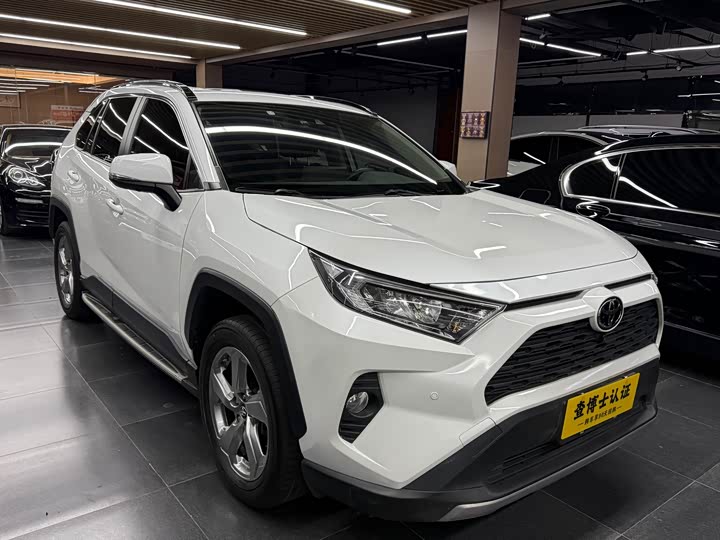 Фото 3 - Toyota RAV4