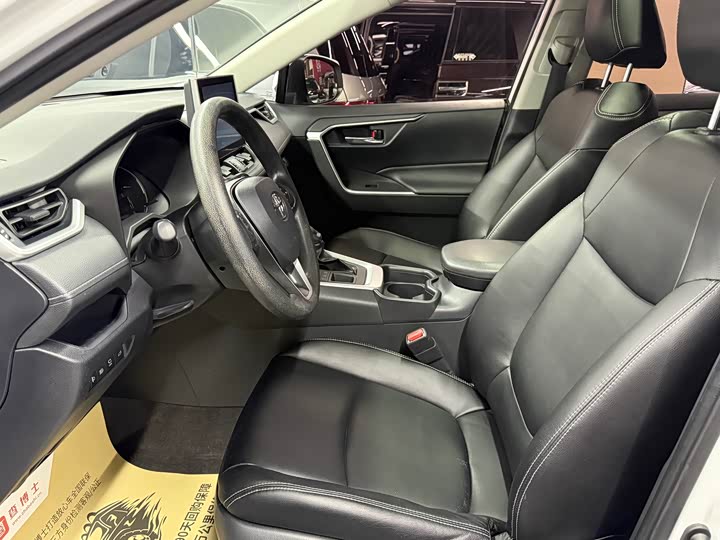 Фото 4 - Toyota RAV4