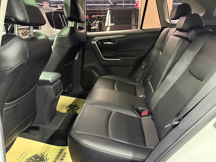 Фото 5 - Toyota RAV4