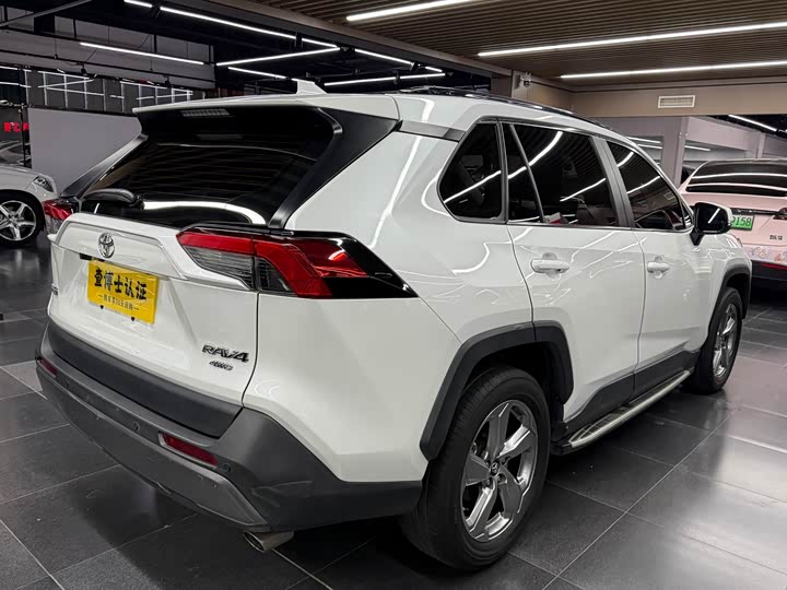 Фото 7 - Toyota RAV4