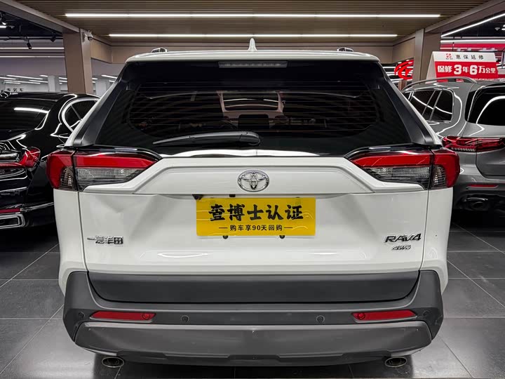 Фото 8 - Toyota RAV4