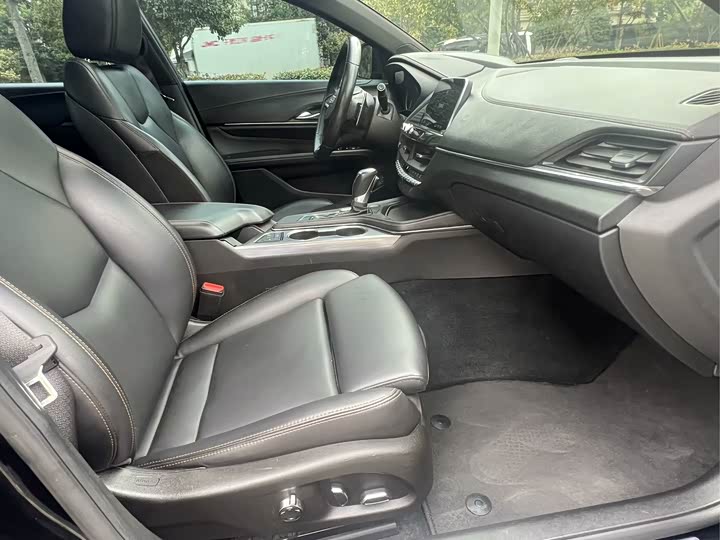 Фото 10 - Cadillac CT4