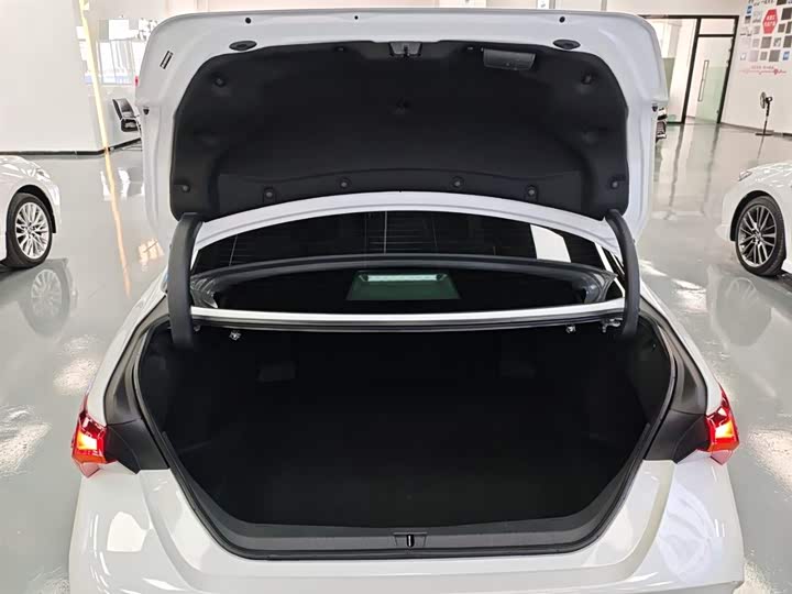 Фото 19 - Toyota Avalon