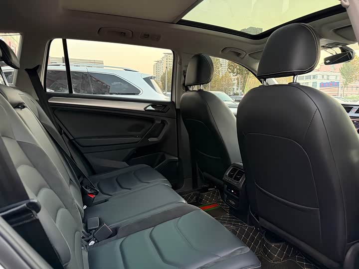 Фото 12 - Volkswagen Tiguan L Hybrid