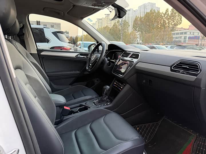 Фото 13 - Volkswagen Tiguan L Hybrid