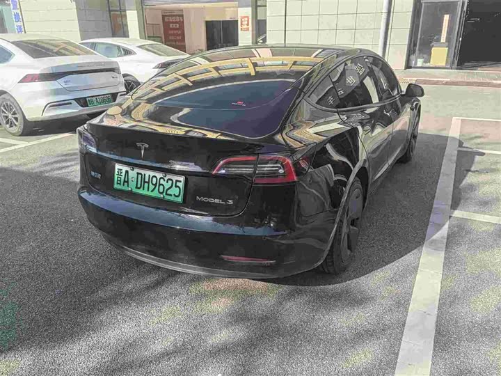 Фото 4 - Tesla Model 3